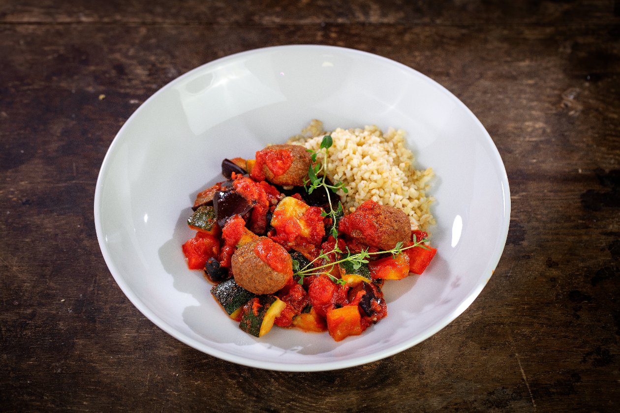 Ratatouille s vegetariánskými sójovými kuličkami a bulgurem Ratatouille s vegetariánskými sójovými kuličkami a bulgurem